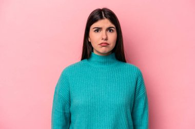 Pembe arka planda soyutlanmış beyaz bir kadın üzgün, ciddi bir yüz, mutsuz ve hoşnutsuz..