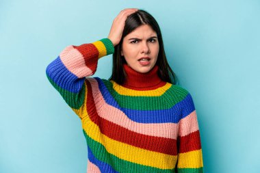 Mavi arka planda izole edilmiş genç beyaz kadın şok geçiriyordu. Önemli bir toplantıyı hatırladı..