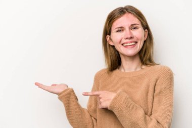 Beyaz arka planda izole edilmiş genç bir Rus kadın..