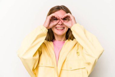 Beyaz arka planda izole edilmiş genç bir İngiliz kadın gözlerinde işaret var.