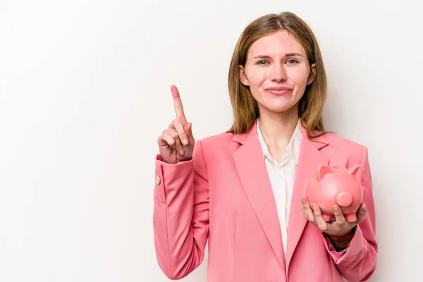 Junge Englische Geschäftsfrau Hält Ein Sparschwein Auf Weißem Hintergrund Das — Stockfoto