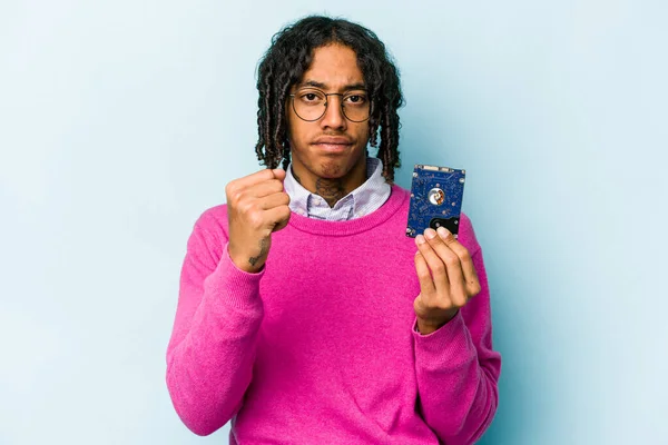 Jovem Afro Americano Informático Homem Isolado Fundo Azul Mostrando Punho — Fotografia de Stock