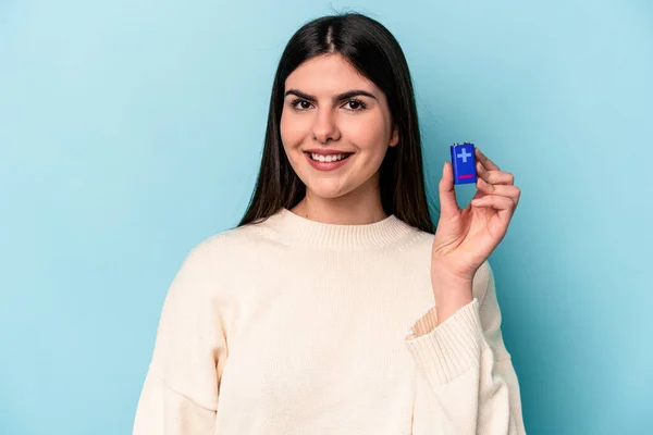 Jeune Femme Caucasienne Tenant Une Batterie Isolée Sur Fond Bleu — Photo