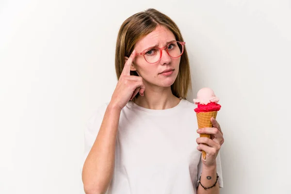 Joven Mujer Inglesa Sosteniendo Helado Aislado Sobre Fondo Blanco Apuntando —  Fotos de Stock