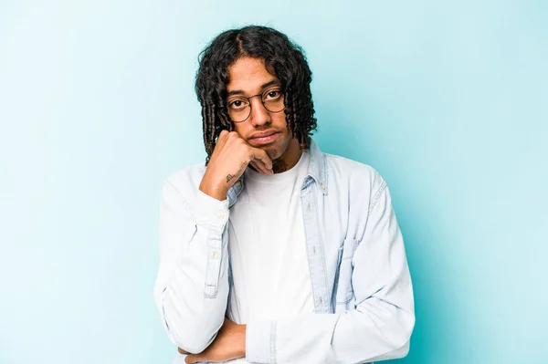 Jovem Afro Americano Isolado Fundo Azul Cansado Uma Tarefa Repetitiva — Fotografia de Stock