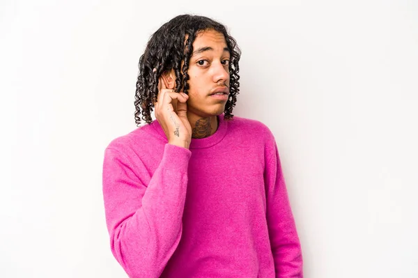 Ung Afrikansk Amerikansk Man Isolerad Vit Bakgrund Försöker Lyssna Ett — Stockfoto