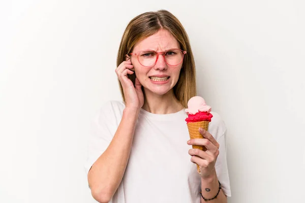 Mladá Anglická Žena Drží Zmrzlinu Izolované Bílém Pozadí Zakrývající Uši — Stock fotografie