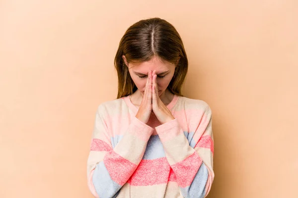 Młoda Angielka Odizolowana Beżowym Tle Modląca Się Okazująca Oddanie Wierząca — Zdjęcie stockowe