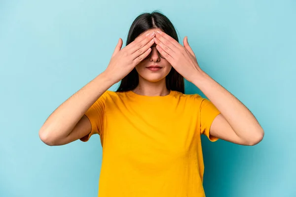 Mulher Caucasiana Jovem Isolada Fundo Azul Com Medo Cobrir Olhos — Fotografia de Stock