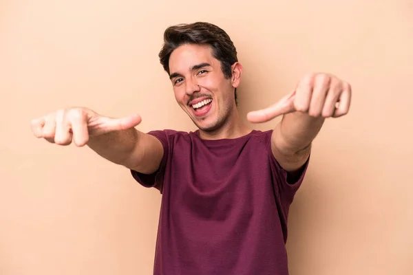 Νεαρός Καυκάσιος Άνδρας Απομονωμένος Μπεζ Φόντο Υψώνοντας Τους Αντίχειρες Χαμογελώντας — Φωτογραφία Αρχείου