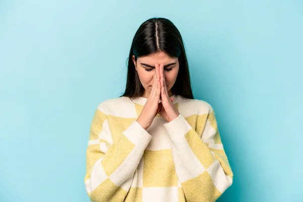 Mladá Běloška Izolovaná Modrém Pozadí Modlící Projevující Oddanost Věřící Hledající — Stock fotografie
