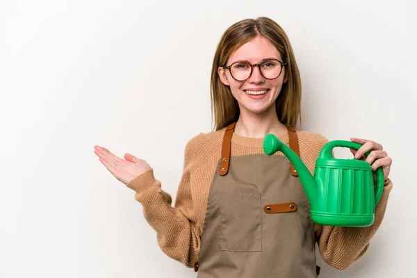 Ung Trädgårdsmästare Kvinna Håller Sprinkler Isolerad Vit Bakgrund Visar Kopia — Stockfoto