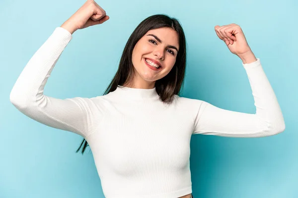 Mulher Caucasiana Jovem Isolado Fundo Azul Torcendo Despreocupado Animado Conceito — Fotografia de Stock