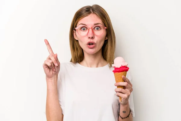 배경에서 고립된 아이스크림을 여성은 아이디어 창의성의 개념을 가지고 있습니다 — 스톡 사진