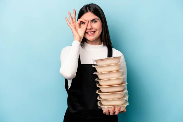 Ung Kaukasiska Kvinna Som Håller Tupperware Isolerad Blå Bakgrund Upphetsad — Stockfoto