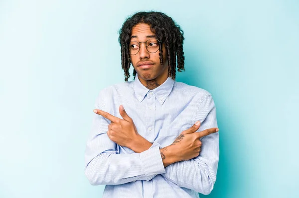 Joven Afroamericano Hombre Aislado Azul Fondo Puntos Lado Está Tratando — Foto de Stock