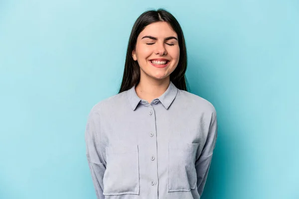 Νεαρή Καυκάσια Γυναίκα Απομονωμένη Μπλε Φόντο Γελάει Και Κλείνει Μάτια — Φωτογραφία Αρχείου