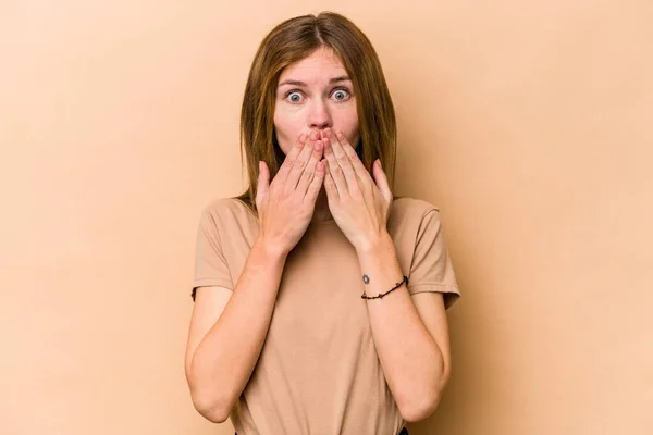 Jeune Anglaise Isolée Sur Fond Beige Choquée Couvrant Bouche Des — Photo