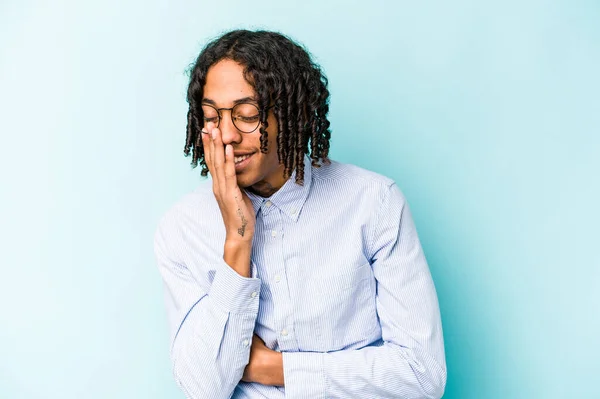 Jovem Afro Americano Isolado Fundo Azul Alegremente Diverte Mantendo Mãos — Fotografia de Stock