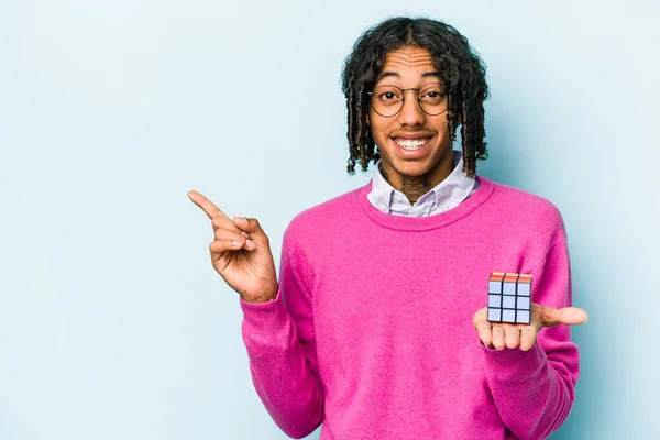 Mavi Arka Planda Rubiks Küpü Tutan Genç Afrikalı Amerikalı Adam — Stok fotoğraf