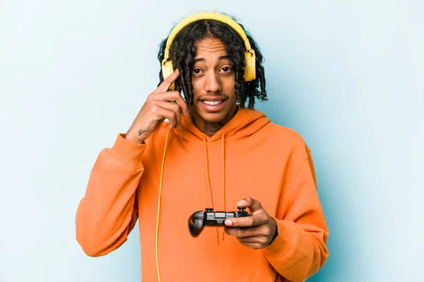 Jovem Afro Americano Jogando Com Controlador Videogame Isolado Fundo Azul — Fotografia de Stock