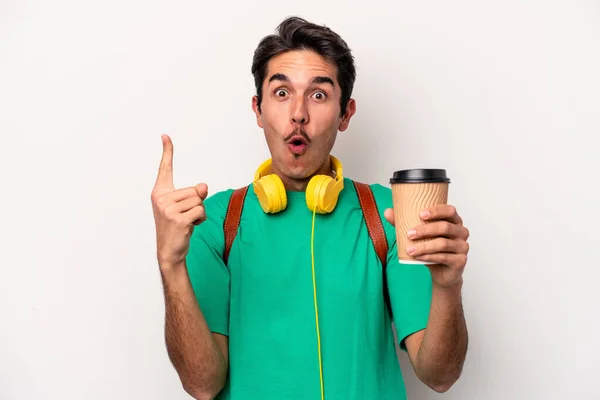 白人を背景にしたコーヒーを飲む若い白人学生は素晴らしいアイデア 創造性の概念を持っています — ストック写真