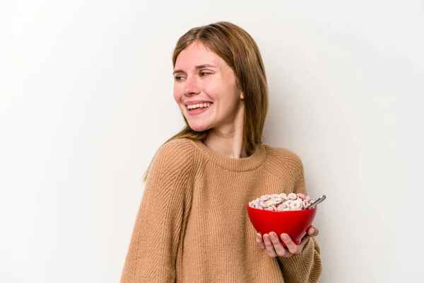 Jovem Inglesa Comendo Cereais Isolados Fundo Branco Olha Para Lado — Fotografia de Stock