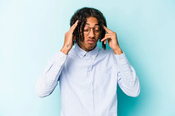Junger Afrikanisch Amerikanischer Mann Isoliert Auf Blauem Hintergrund Mit Kopfschmerzen — Stockfoto