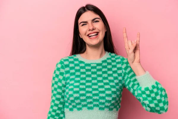 Pembe arka planda izole edilmiş genç beyaz kadın boynuzlarını devrim konsepti olarak gösteriyor..