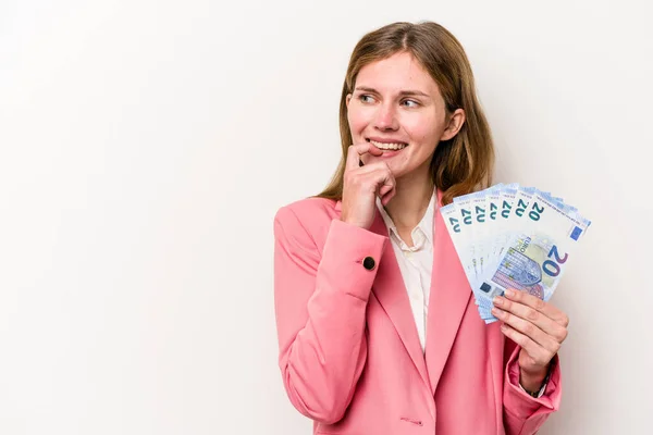 Νεαρή Αγγλίδα Επιχειρηματίας Που Κρατάει Χαρτονομίσματα Απομονωμένα Λευκό Φόντο Χαλαρό — Φωτογραφία Αρχείου
