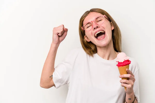 승리를 주먹을 배경에 고립된 아이스크림을 영국의 — 스톡 사진