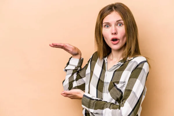 Young English Woman Isolated Beige Background Shocked Amazed Holding Copy — Stock Photo, Image