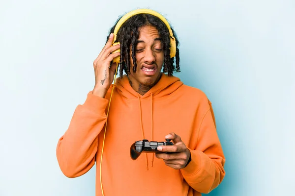 Junger Afroamerikanischer Mann Spielt Mit Einem Videospielcontroller Isoliert Auf Blauem — Stockfoto