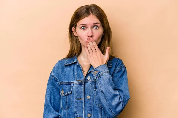 Joven Mujer Inglesa Aislada Sobre Fondo Beige Sorprendida Cubriendo Boca —  Fotos de Stock