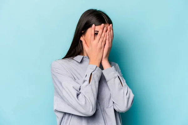 Mujer Joven Caucásica Aislada Sobre Fondo Azul Parpadea Través Los —  Fotos de Stock