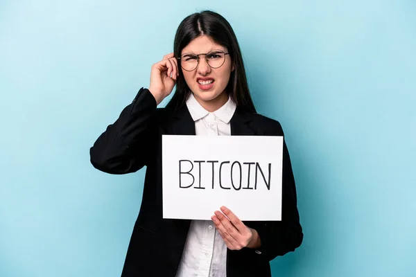 Jeune Femme Affaires Caucasienne Tenant Une Plaque Bitcoin Isolé Sur — Photo