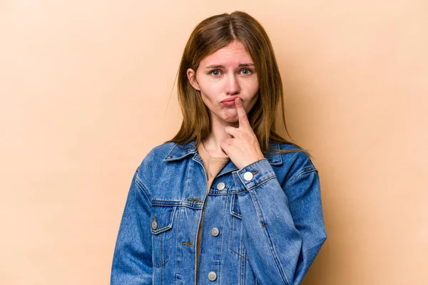 Jonge Engelse Vrouw Geïsoleerd Beige Achtergrond Denken Omhoog Kijken Zijn — Stockfoto