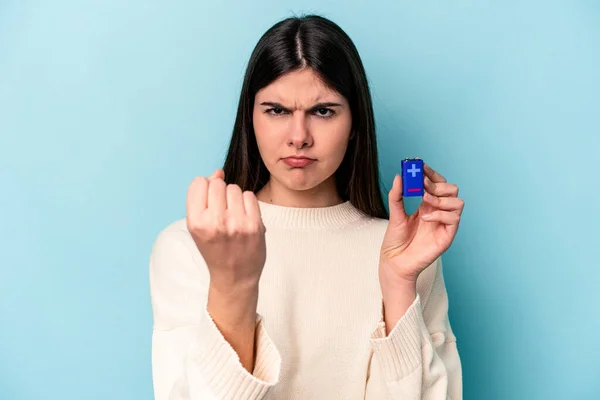 Jeune Femme Caucasienne Tenant Une Batterie Isolée Sur Fond Bleu — Photo