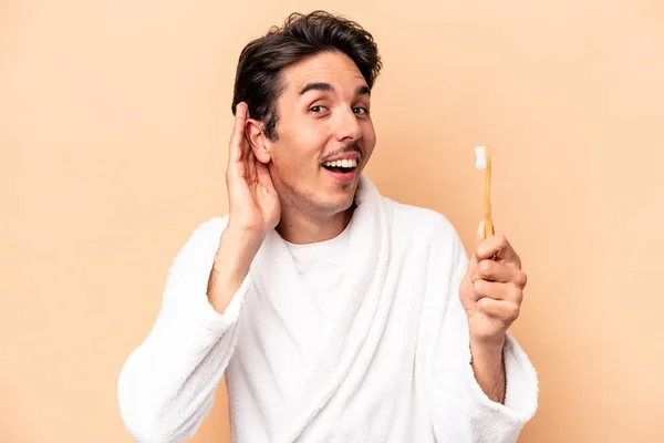 Jonge Blanke Man Draagt Een Badjas Met Een Tandenborstel Geïsoleerd — Stockfoto