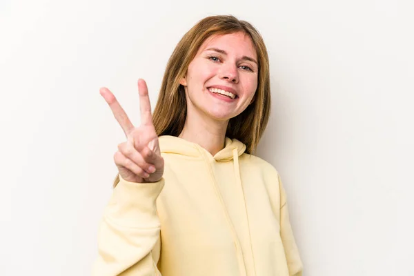 白地に孤立した若いロシア人女性勝利サインを示し 広く笑みを浮かべて — ストック写真