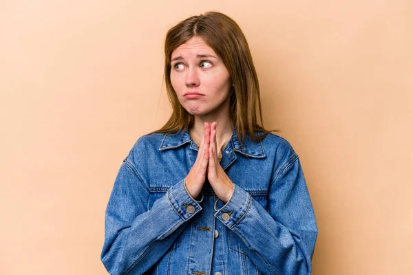 Giovane Donna Inglese Isolata Sfondo Beige Pregando Mostrando Devozione Persona — Foto Stock