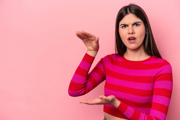 Jeune Femme Caucasienne Isolée Sur Fond Rose Choquée Étonnée Tenant — Photo