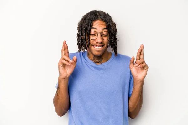 Молодий Афроамериканець Ізольований Білому Фоні Перебирає Пальці Щоб Мати Удачу — стокове фото