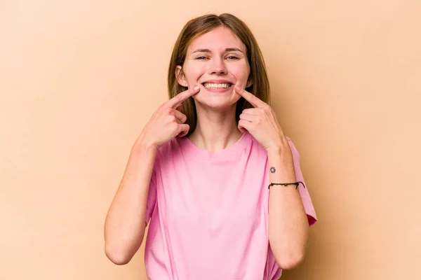 Joven Mujer Inglesa Aislada Sobre Fondo Beige Sonríe Señalando Con — Foto de Stock