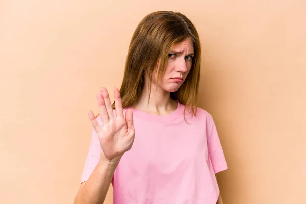 Giovane Donna Inglese Isolata Sfondo Beige Che Rifiuta Qualcuno Mostrando — Foto Stock