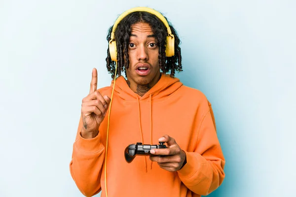 Jovem Afro Americano Jogando Com Controlador Videogame Isolado Fundo Azul — Fotografia de Stock