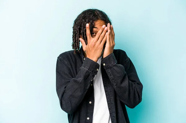 Junge Afrikanisch Amerikanische Mann Isoliert Auf Blauem Hintergrund Blinzeln Durch — Stockfoto