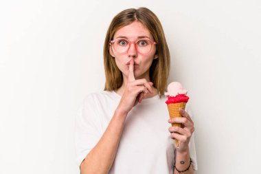 Beyaz arka planda izole edilmiş dondurma tutan genç bir İngiliz kadın ya sır saklıyor ya da sessizlik istiyor..