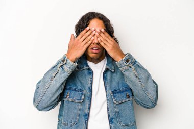 Genç Afrikalı Amerikalı, beyaz arka planda izole edilmiş. Gözleri elleriyle kapatmaktan korkuyor..