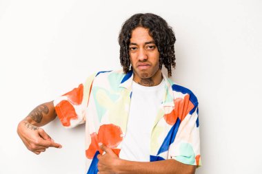 Beyaz arka planda karaciğer ağrısı ve karın ağrısı çeken genç bir Afrikalı Amerikalı..